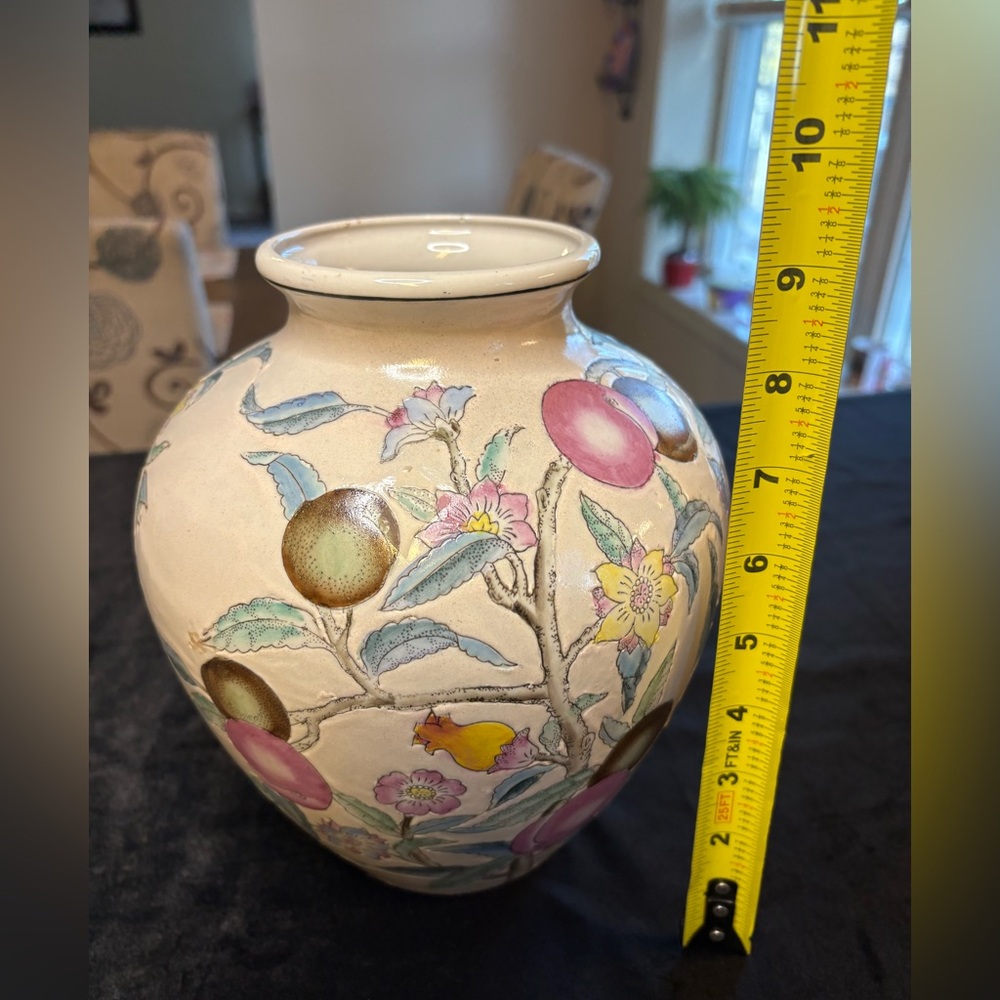 Vintage WBI Chinese Chinoiserie Enameled Porcelain Mantel Urn or Vase - Picture 7 of 8